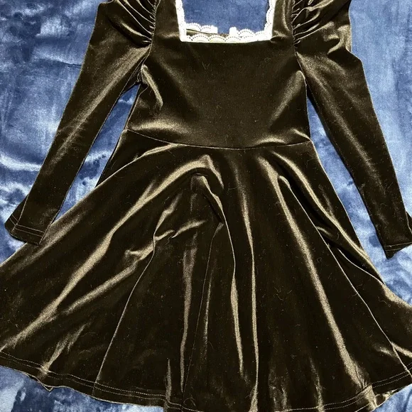 Elegant Velvet Kids Dress in Black - Picture 3 of 8